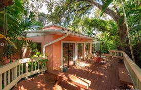 Просторный коттедж с задним двором, зоной отдыха, террасой и садом, Майами, США за $899 000