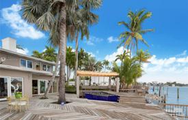 Уютная вилла с задним двориком, бассейном, террасой и видом на залив, Майами-Бич, США за $5 300 000