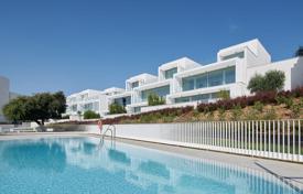 Таунхаус на первой линии поля для гольфа с садом и видом на море, Сотогранде, Испания за 595 000 €
