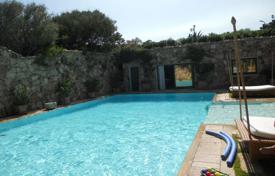 Стильная одноэтажная вилла с бассейном и большим садом на первой линии у моря, Порто-Ротондо, Италия за 20 000 € в неделю