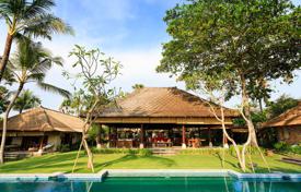 Элитная охраняемая вилла с бассейном, теннисным кортом и панорамным видом на океан, Чангу, Бали, Индонезия за 6 500 € в неделю