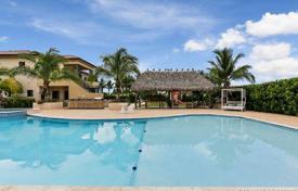 Просторная вилла с задним двором, бассейном и террасами, Майами, США за $3 300 000