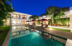 Двухэтажная вилла с большим бассейном и террасой на крыше, Семиньяк, Бали, Индонезия за $6 300 в неделю