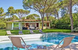 Просторная вилла с бассейном и джакузи в закрытой резиденции с сосновым парком и собственным пляжем, Роккамаре, Италия. Цена по запросу