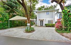 Комфортабельный коттедж с частным садом, парковкой и террасой, Майами, США за $949 000