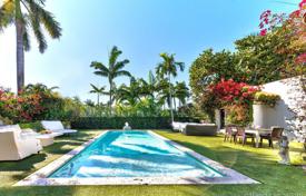 Двухэтажная средиземноморская вилла с бассейном, гаражом и террасой, Майами-Бич, США за $3 200 000
