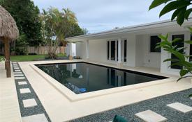 Уютная вилла с садом, задним двором, бассейном и зоной отдыха, Майами, США за $950 000