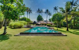 Вилла с бассейном, гостевым домом и садом в спокойном районе, рядом с пляжем, Кетевель, Бали, Индонезия за 5 900 € в неделю