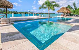 Просторная вилла с бассейном, садом, террасой и видом на залив, Майами-Бич, США за $3 850 000
