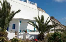 Традиционная белоснежная вилла с видом на море на острове Санторини, Эгейские острова, Греция за 2 800 € в неделю