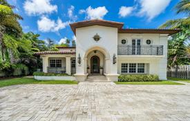 Просторный коттедж с задним двором, зоной отдыха, террасой и парковкой, Майами-Бич, США за $2 100 000
