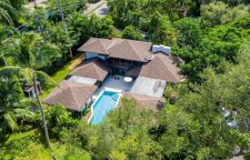 Просторная вилла с садом, задним двором, бассейном, зоной отдыха и террасой, Майами, США за $1 850 000