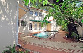 Комфортабельная вилла с задним двором, бассейном, патио и парковкой, Майами, США за $1 095 000