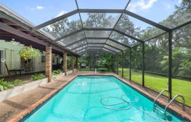Комфортабельная вилла с задним двором, бассейном, зоной отдыха, гаражом и садом, Майами, США за $969 000