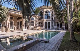Современная вилла с садом, задним двором, бассейном, зоной отдыха, террасой и гаражом, Майами-Бич, США за $1 599 000