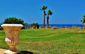Красивая вилла с большим садом и бассейном на первой линии у моря, Протарас, Кипр за 4 400 € в неделю
