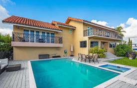 Просторная вилла с задним двором, бассейном, зоной отдыха, террасой и гаражом, Майами-Бич, США за $2 425 000