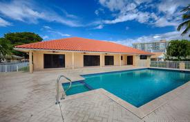 Просторная вилла с задним двором, бассейном и гаражом, Халландейл-Бич, США за 1 833 000 €