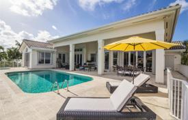 Просторная вилла с бассейном, гаражом, террасой и видом на залив, Корал Гейблс, США за 2 856 000 €