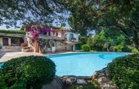 Элитная меблированная вилла с бассейном и садом рядом с пляжем и яхт-клубом, в самом престижном районе Порто-Черво, Италия. Цена по запросу