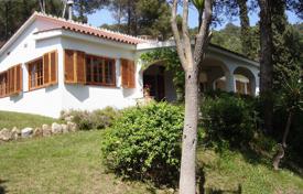 Вилла с садом и гаражом в охраняемой элитной резиденции, в 400 метрах от пляжа, Бланес, Испания за 2 900 € в неделю