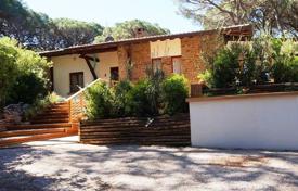Вилла с большим садом в резиденции с сосновым парком, в 300 метрах от пляжа, Роккмаре, Италия за 5 700 € в неделю