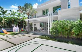 Просторная вилла с задним двором, бассейном, летней кухней, зоной отдыха и террасой, Бал Харбор, США за $6 800 000