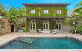 Просторная вилла с садом, задним двором, бассейном, зоной отдыха и террасой, Майами, США за $1 675 000