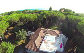 Современная вилла с бассейном, садом и прямым выходом к морю в 130 метрах от песчаных пляжей, Форте-дей-Марми, Италия за 11 200 € в неделю