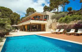 Эксклюзивная вилла с бассейном и садом в закрытой резиденции с выходом на песчаный пляж, Тосса‑де-Мар, Испания за 7 700 € в неделю